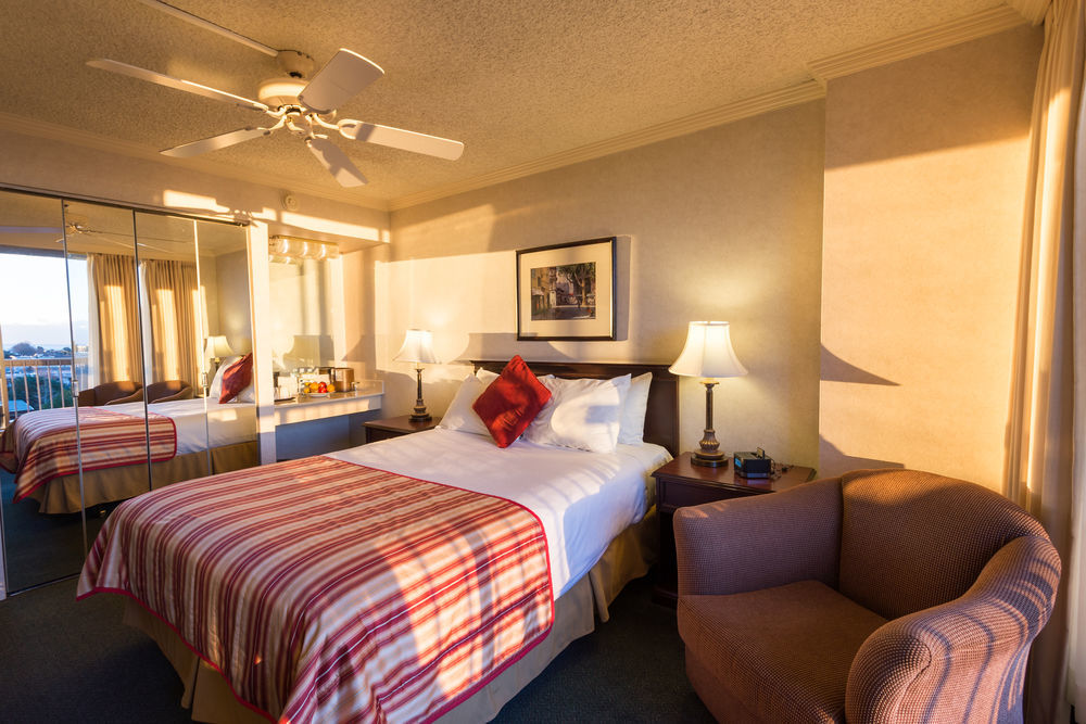 Harbour Towers Hotel & Suites Victoria Buitenkant foto