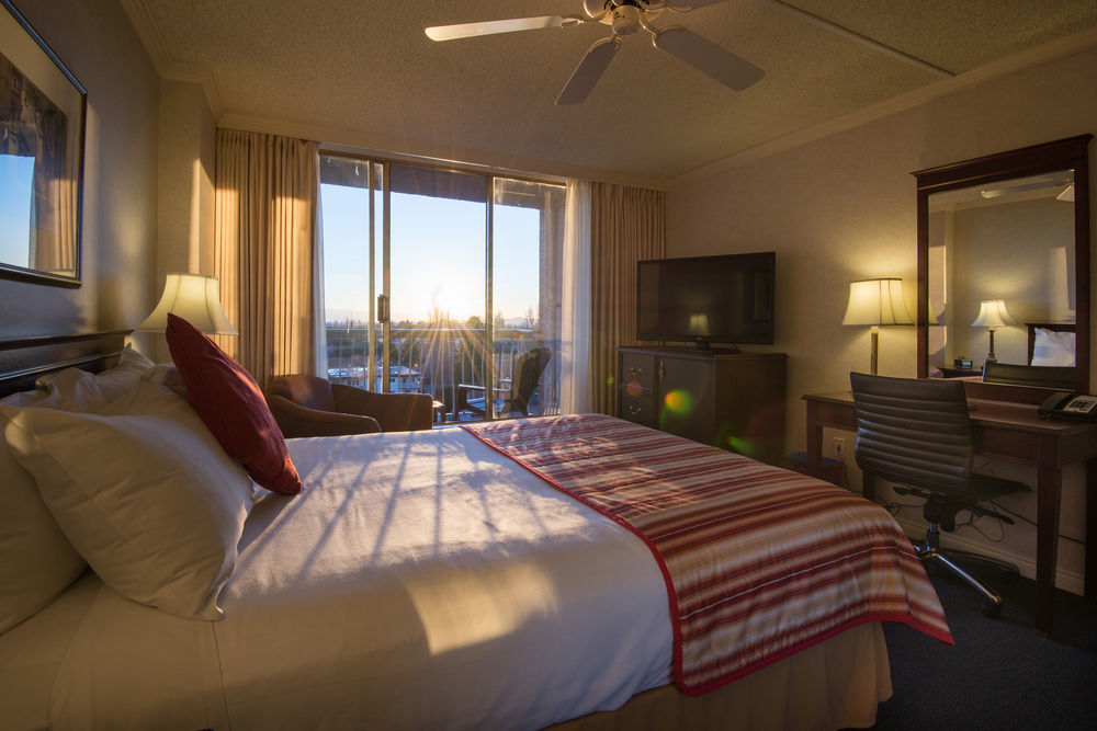 Harbour Towers Hotel & Suites Victoria Buitenkant foto