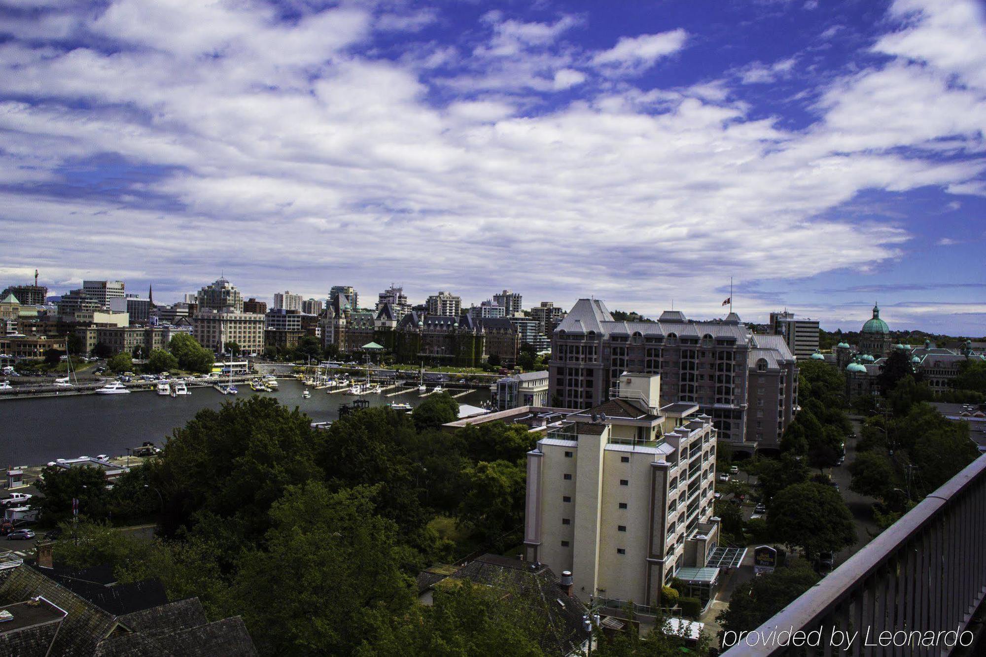 Harbour Towers Hotel & Suites Victoria Buitenkant foto