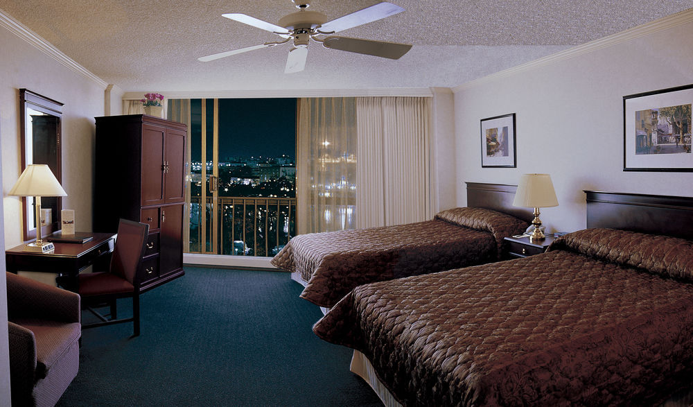 Harbour Towers Hotel & Suites Victoria Buitenkant foto